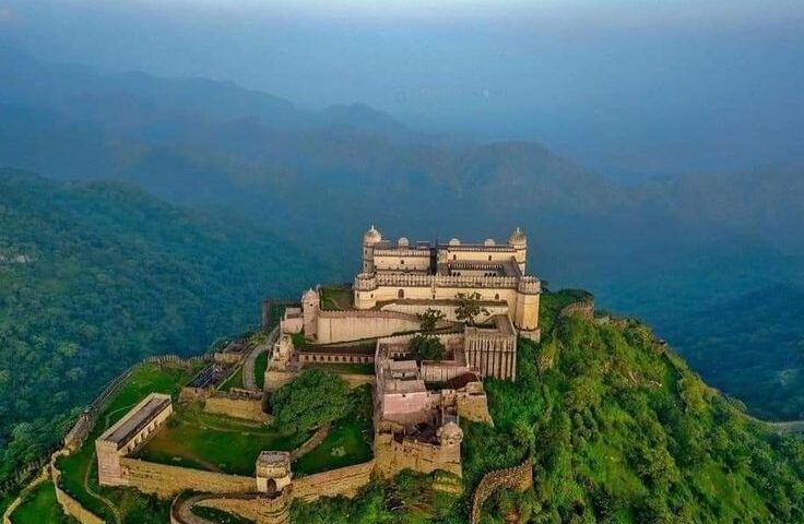 Kumbhalgarh Fort Rajasthan panoramic view with ancient walls and hilltop structures.